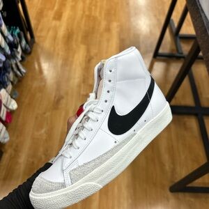 Walk the talk ! Style and confidence with this nice pair of blazers !